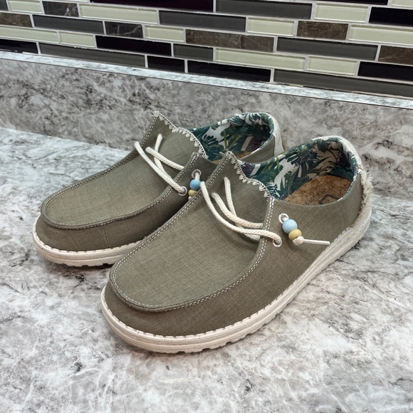 Hey Dude Womens Wendy Natural Collection. Size 8 EUC - Picture 1 of 8